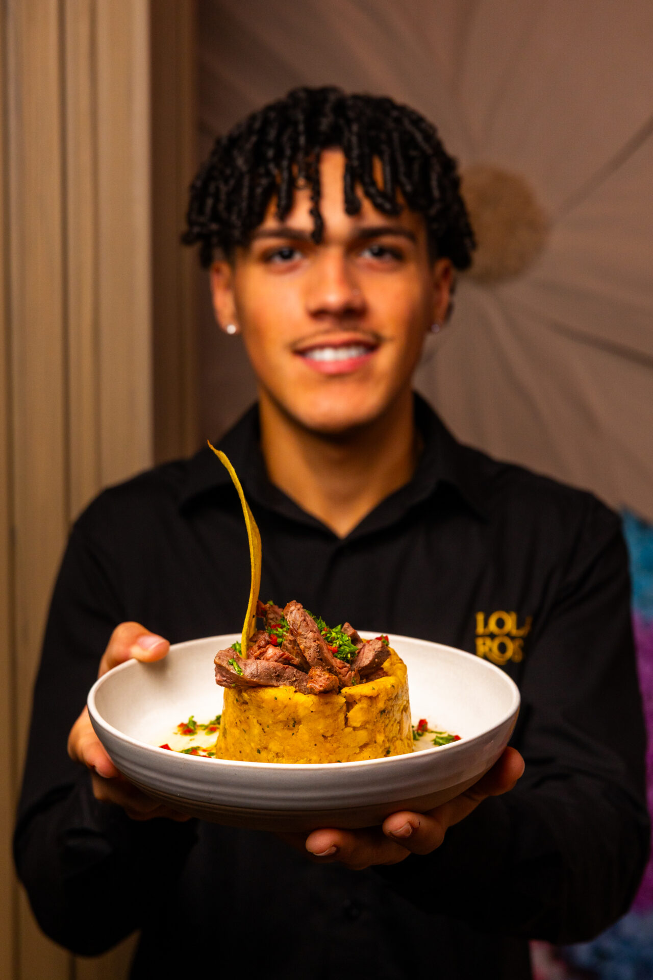 Mesa preparada para reservación en restaurante de Condado