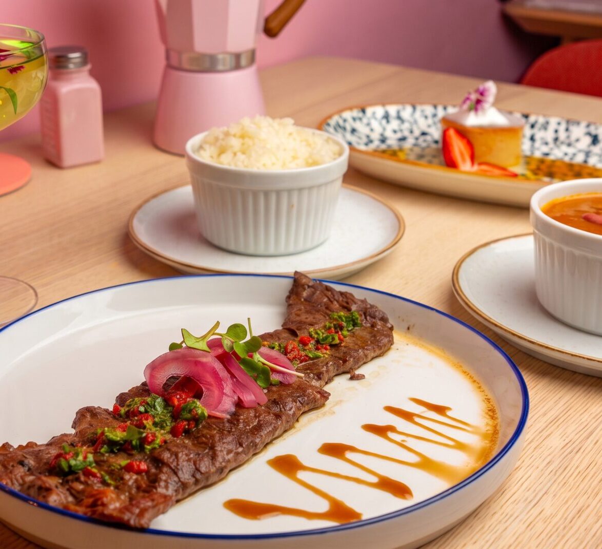 Mesa preparada para reservación en brunch único de Condado